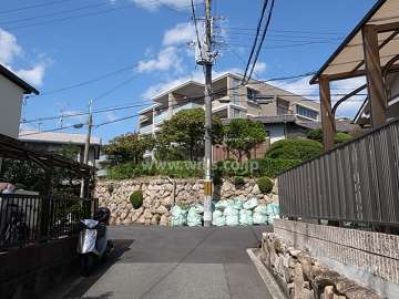 敷地の南東側には閑静な一戸建て街が広がっています。