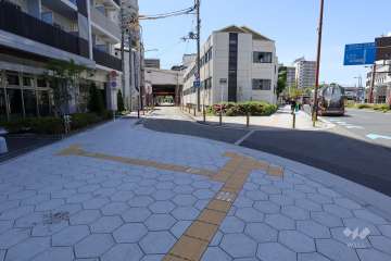 敷地北側の前面道路（西側から）