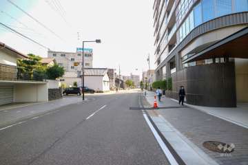 敷地南東側の前面道路（北東側から）