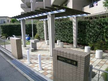 敷地の南東側には公園があります。