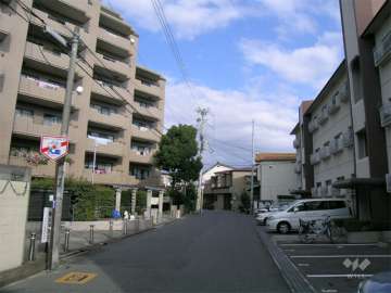 敷地南側の道路。周辺は静かな住宅地です。