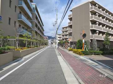 敷地東側の前面道路