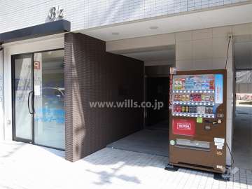 エントランス。1階には店舗部分があります。