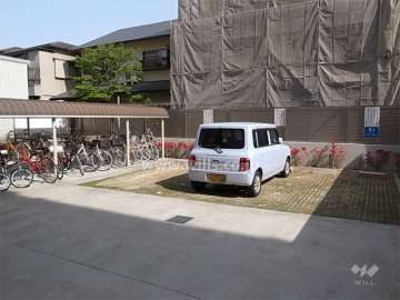 敷地内駐車場（平面式）と駐輪場