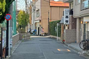 敷地北側の前面道路（西側から）