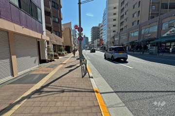 敷地南西側の前面道路（北西側から）