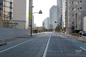 敷地西側の前面道路