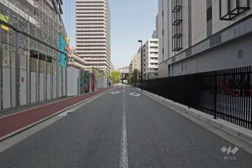 敷地西側の前面道路(北側から)