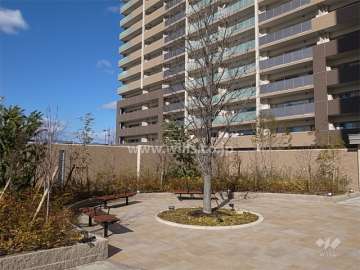 敷地入口付近にある広場