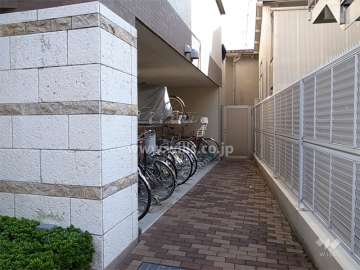 エントランス横にある駐輪場