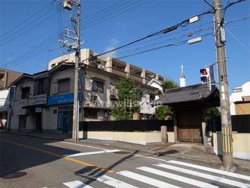 敷地の南側には芦屋福音教会があります。