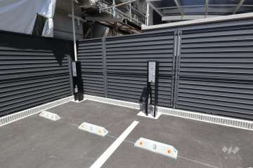 2区画に電気自動車専用充電コンセントが設置されています。