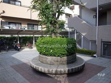 敷地内には広場があります。