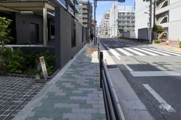 敷地東側の前面道路（南側から）