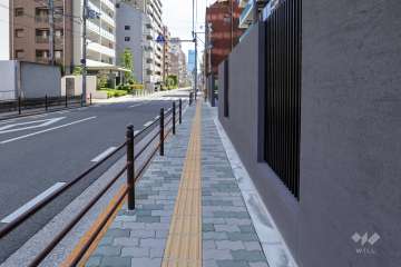 敷地東側の前面道路（北側から）