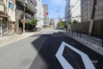 敷地北側の前面道路（西側から）
