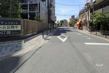 敷地北側の前面道路（東側から）
