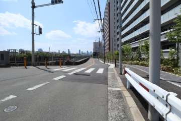 敷地南側の前面道路（東側から）