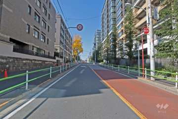 敷地南側の前面道路（東側から）
