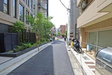 敷地の北側前面道路（東側から）