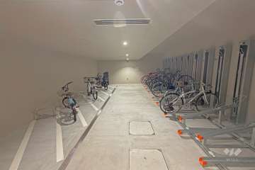 屋内に設けられた駐輪場
