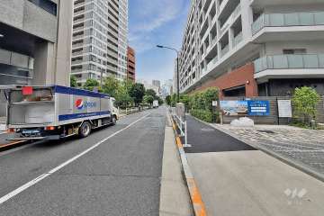 敷地西側の前面道路（南側から）