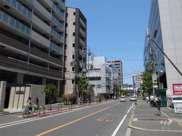 敷地東側の前面道路。周辺は住宅の他、店舗や事務所などが立ち並ぶ街です。