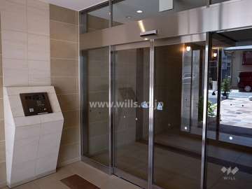 エントランスはオートロック付きです。