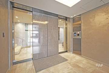 エントランスはオートロック付きです。