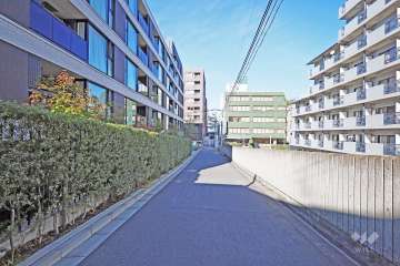 敷地東側の前面道路は芥坂です（南側から）。