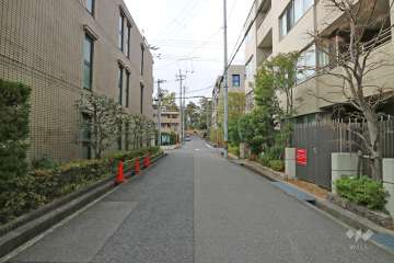 敷地南側の前面道路（東側から）