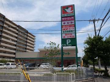 敷地の南側にはスーパー（フレンドマート）があります。