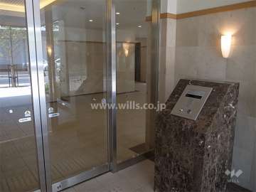 エントランスはオートロック付きです。