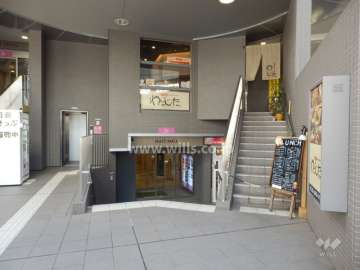 下層階には店舗が入っています。