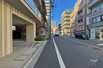 敷地北側の前面道路（東側から）