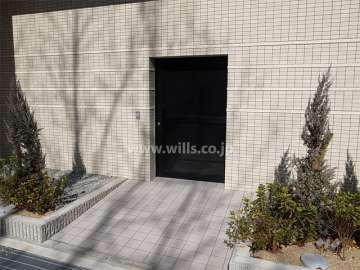 駐輪場入口。駐輪場は屋内にあります。