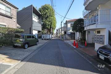 敷地の北側前面道路(西側から)