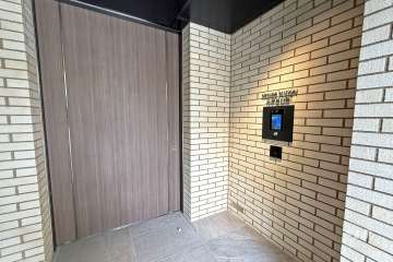 エントランスはオートロック付きです。