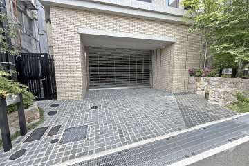 駐車場の出入口（シャッター付き）