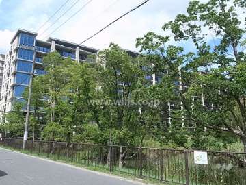 プラウド北千里の外観（南西側から）