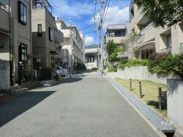 敷地西側の前面道路