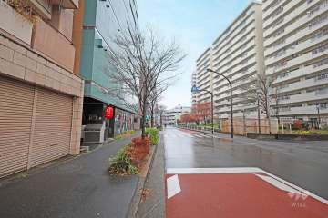 敷地東側の前面道路（南側から）