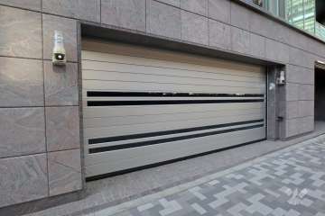 駐車場の出入り口（シャッター付き）
