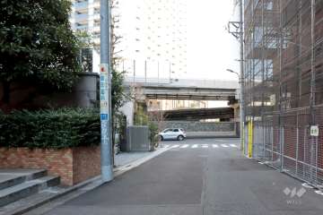 敷地南側の前面道路