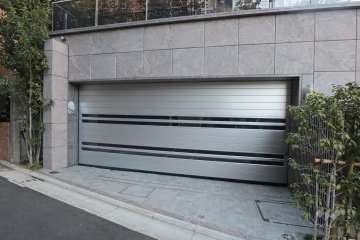 駐車場の出入り口（シャッター付き）　