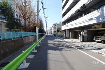 敷地の南東側前面道路（北東側から）