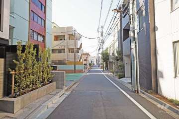 敷地北側の前面道路（東側から）