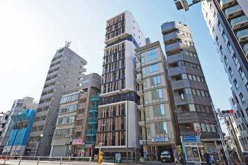 サンウッドフラッツ新宿四谷三丁目の外観（東側から）