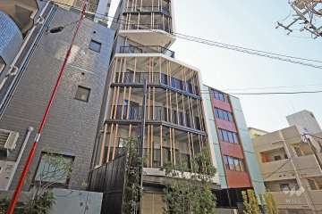サンウッドフラッツ新宿四谷三丁目の外観（北東側から）