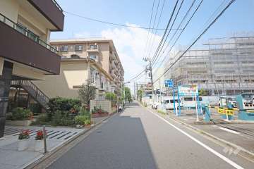 敷地東側の前面道路（南側から）